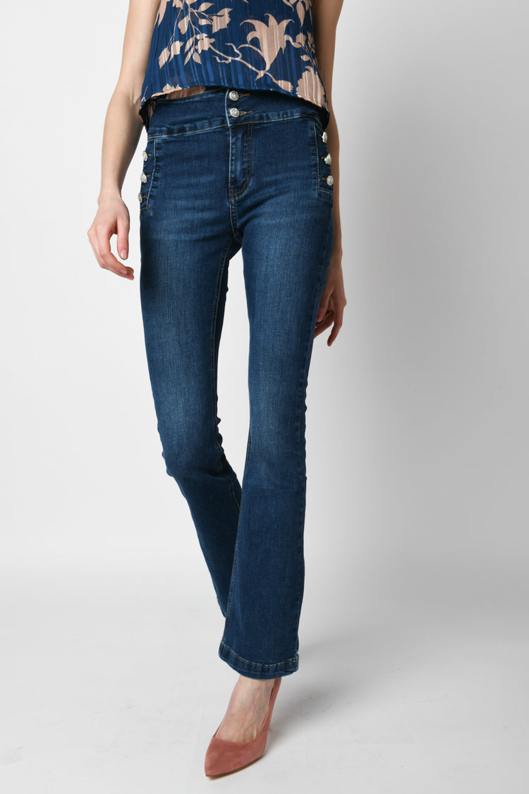 Jeans svasati con bottoni gioiello
