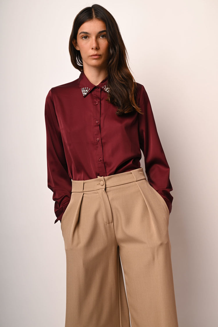 Camicia in raso con strass al colletto