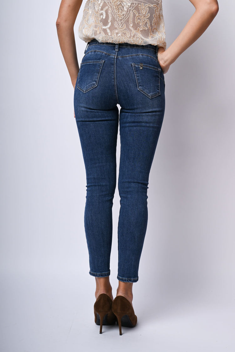 Jeans skinny con bottone gioiello