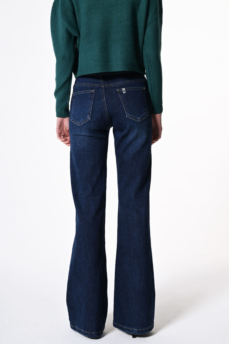 Jeans svasati con bottoni gioiello