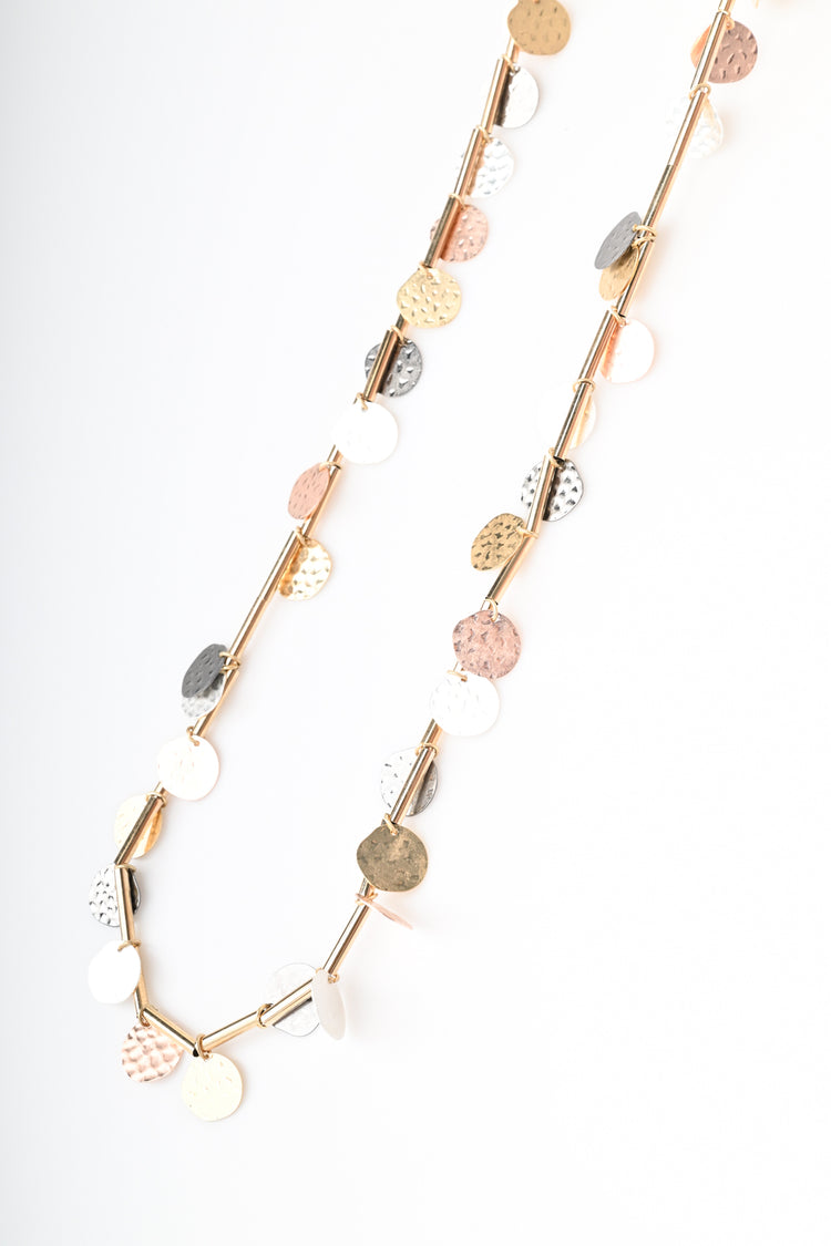 Collana lunga con decorazioni