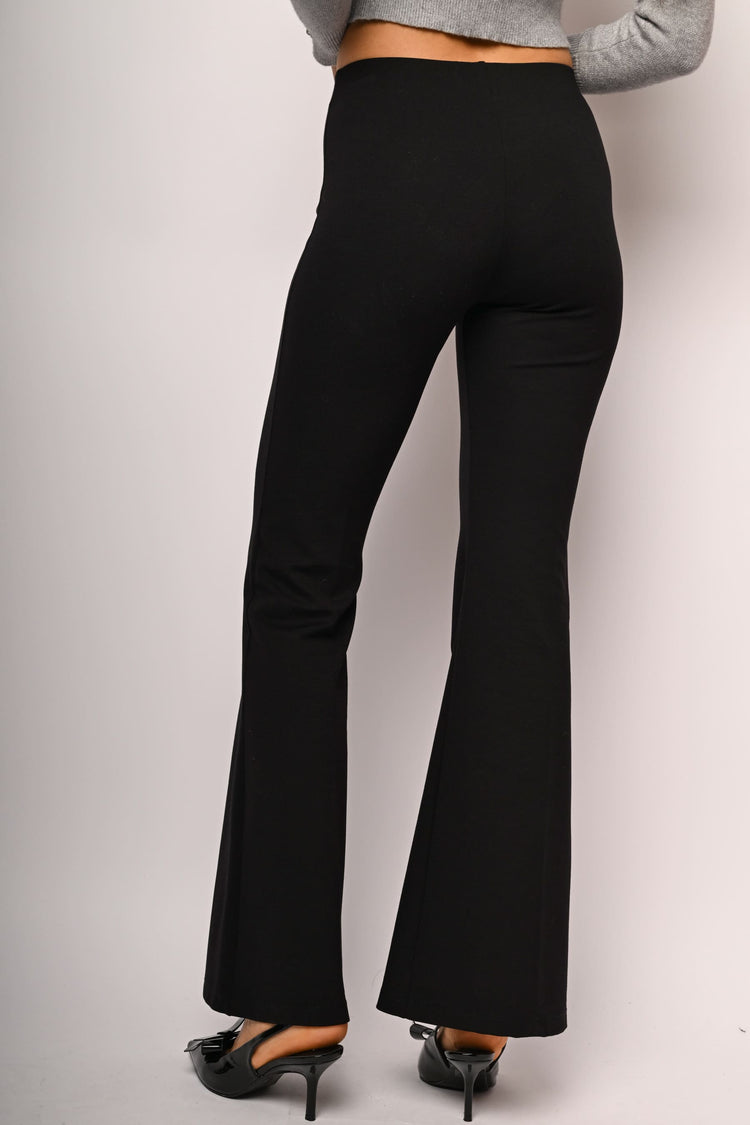 Pantaloni a gamba svasata