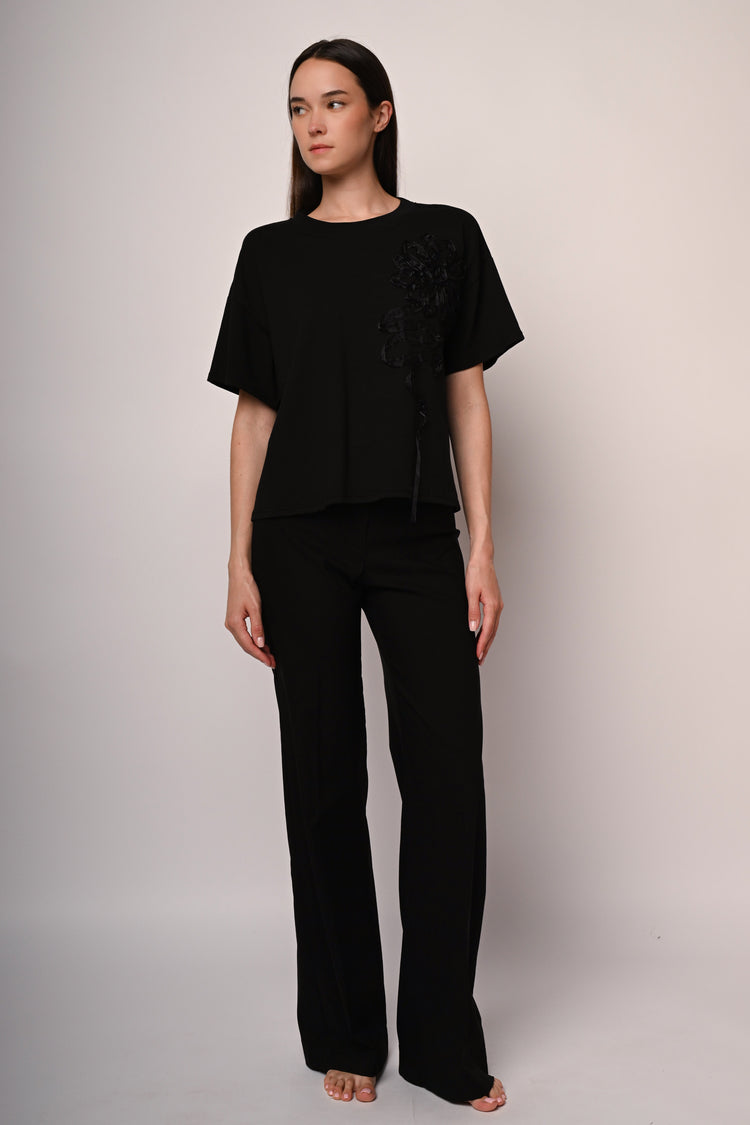 T-shirt con applicazione floreale