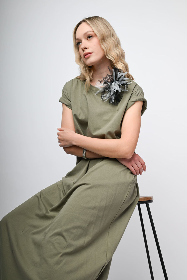 Abito lungo con spilla a fiore 3D