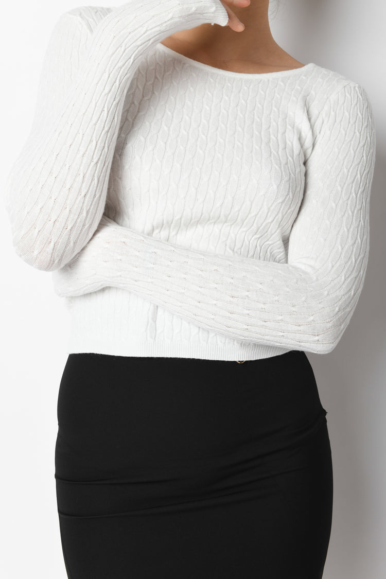 Pull a trecce con scollo tondo