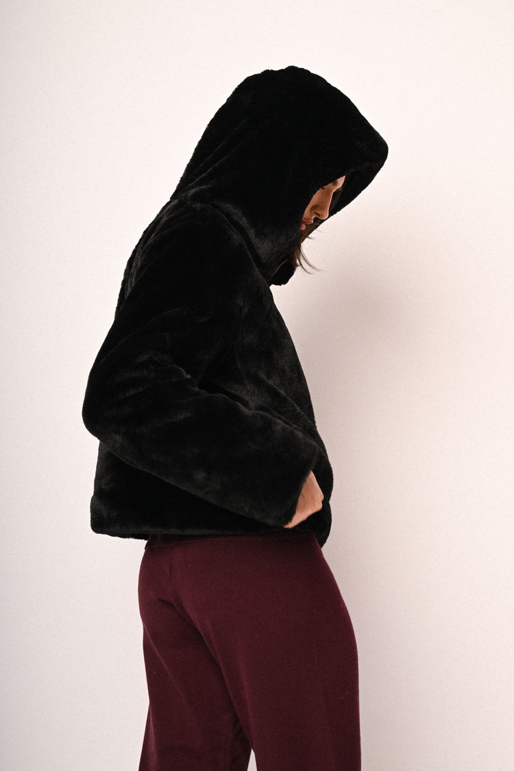 Giacca corta in faux fur con cappuccio