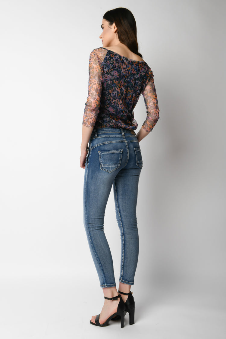 Jeans skinny con bottoni sulle tasche