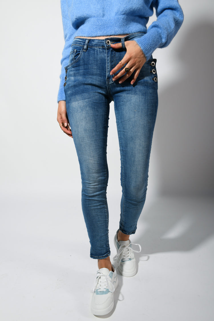 Jeans skinny con bottoni sulle tasche