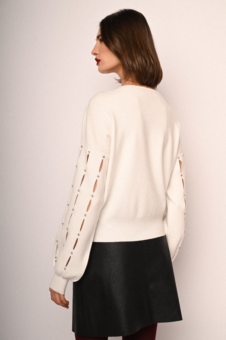 Pull con cut-outs e strass sulla maniche