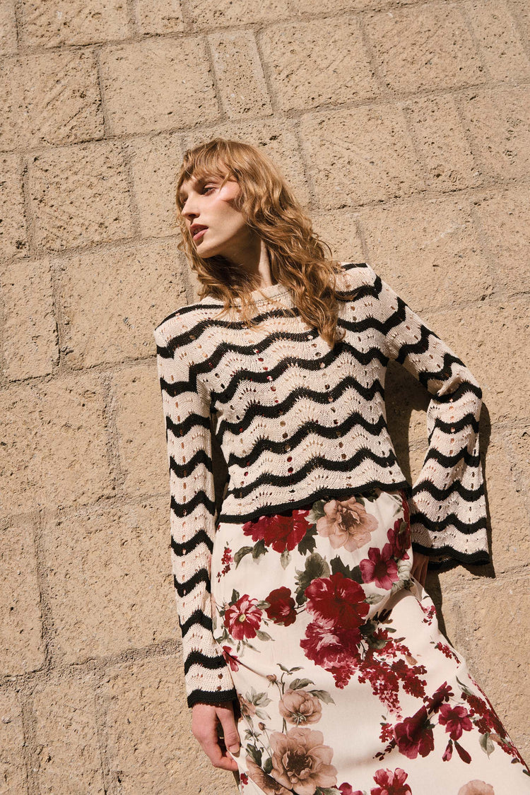 Pull crochet a righe con maniche svasate