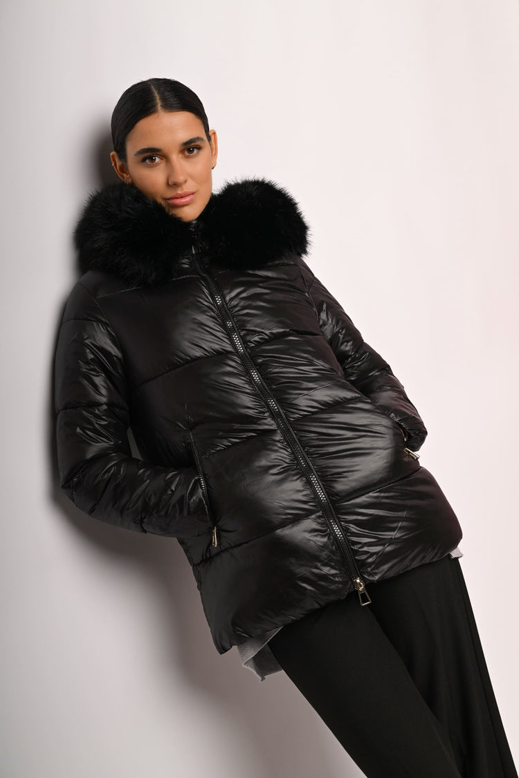 Piumino con cappuccio in faux fur