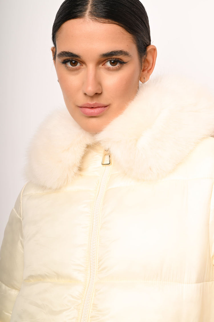 Piumino con cappuccio in faux fur