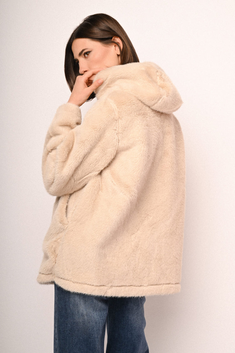 Giacca in faux fur con cappuccio e bottone-gioiello