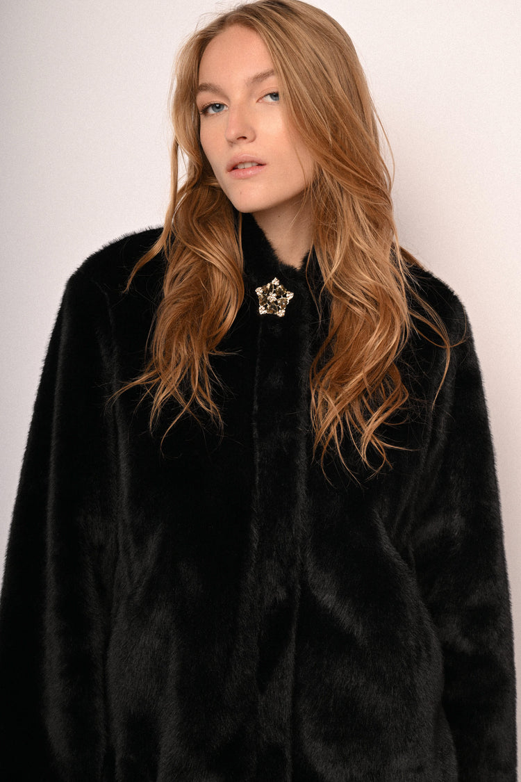 Giacca in faux fur con cappuccio e bottone-gioiello