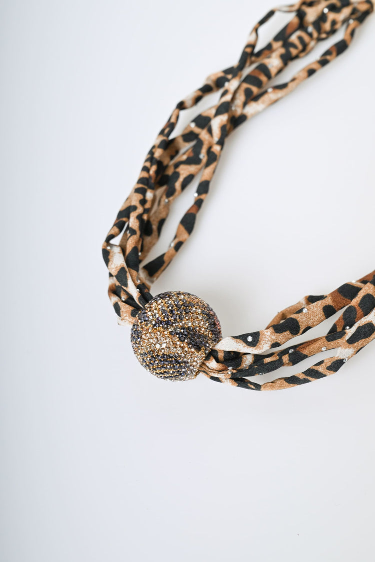 Collana in tessuto animalier con sfera