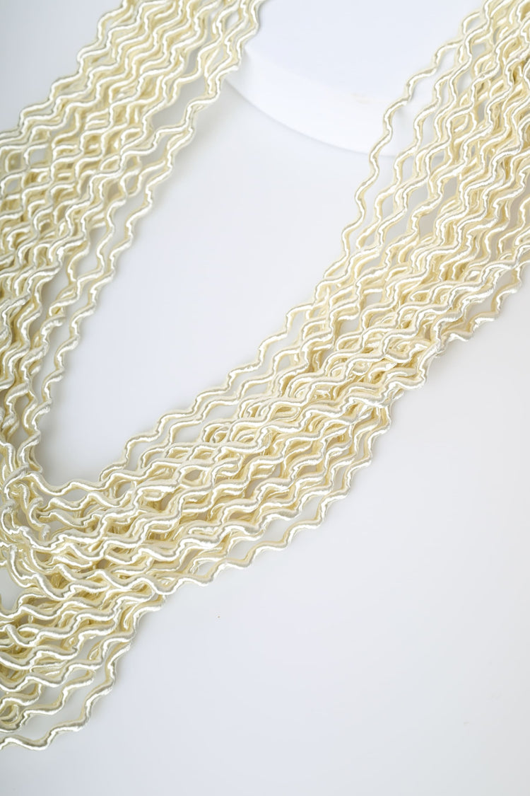 Collana con fili ondulati