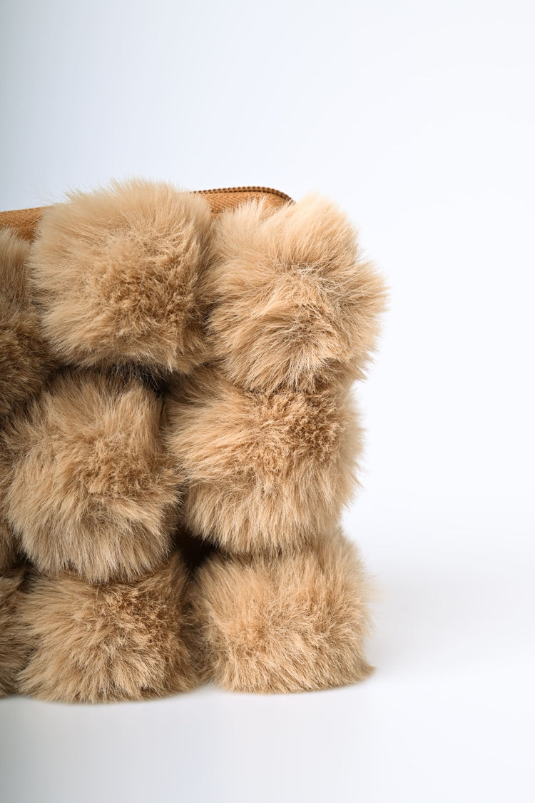 Borsa a pompon in faux fur