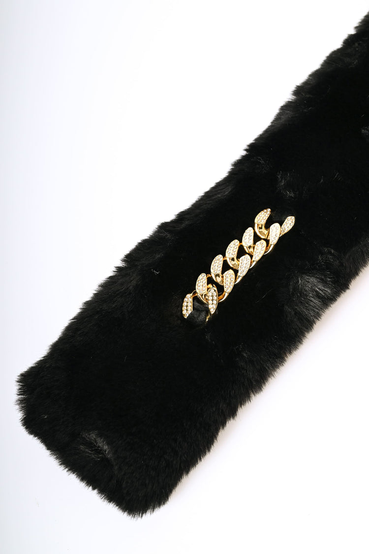 Sciarpa in faux fur con fibbia gioiello