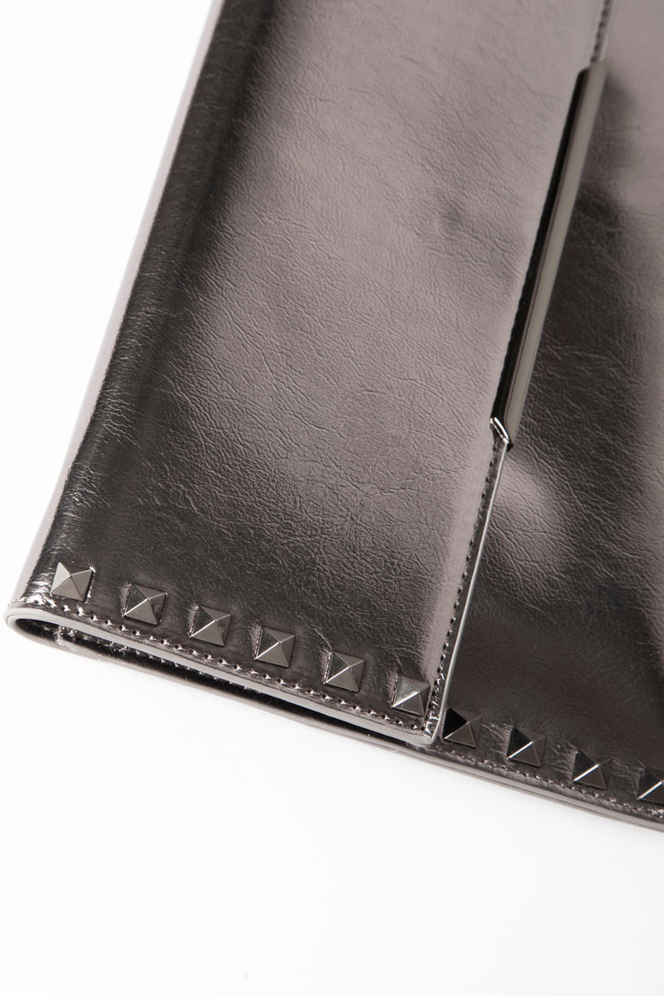 Pochette con borchie decorative