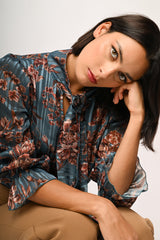 Blusa con fiocco e stampa floreale