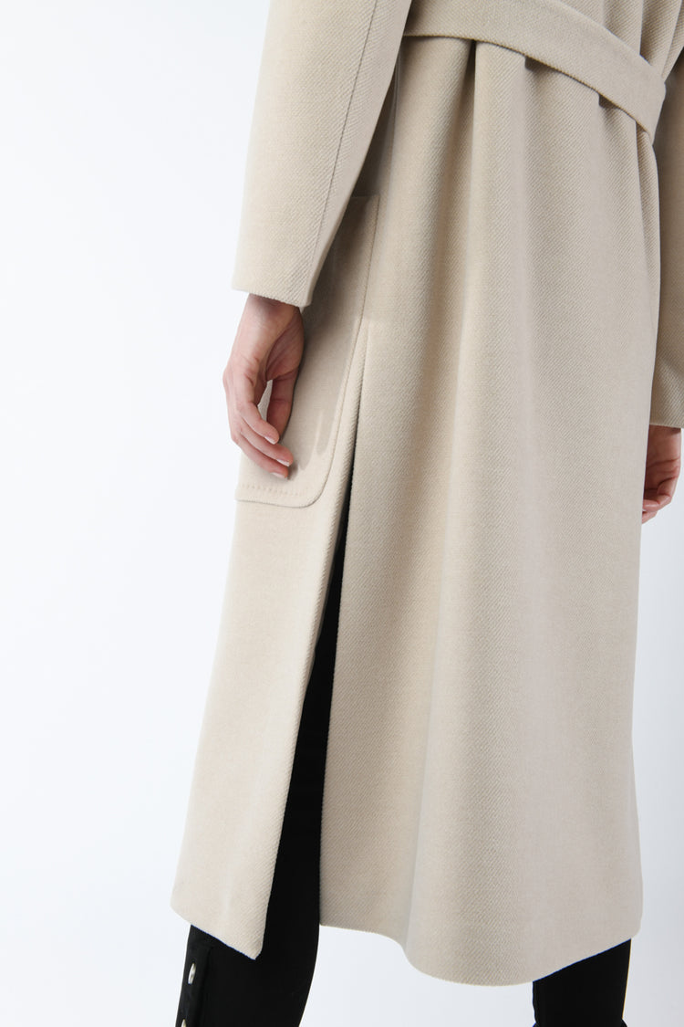 Cappotto con cappuccio e cintura