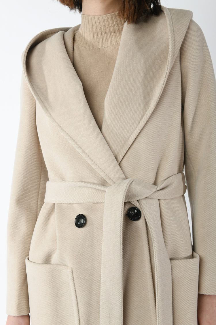 Cappotto con cappuccio e cintura