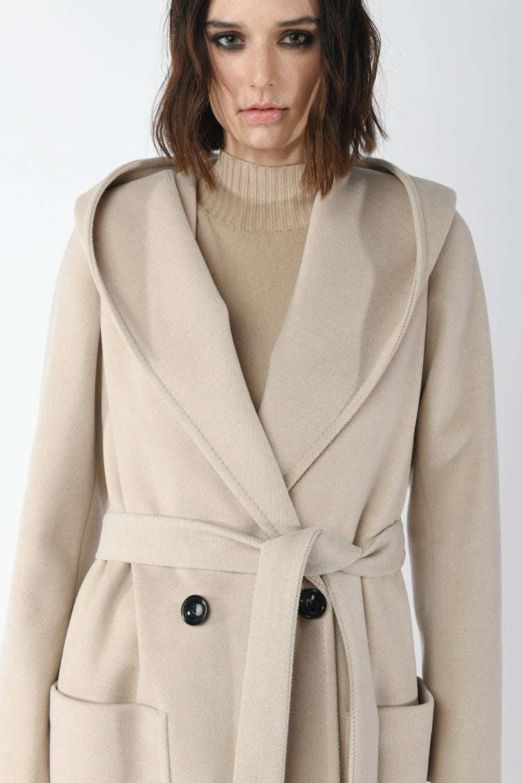 Cappotto con cappuccio e cintura
