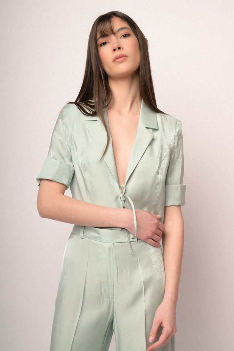 Blazer crop in raso verde acqua con laccetti