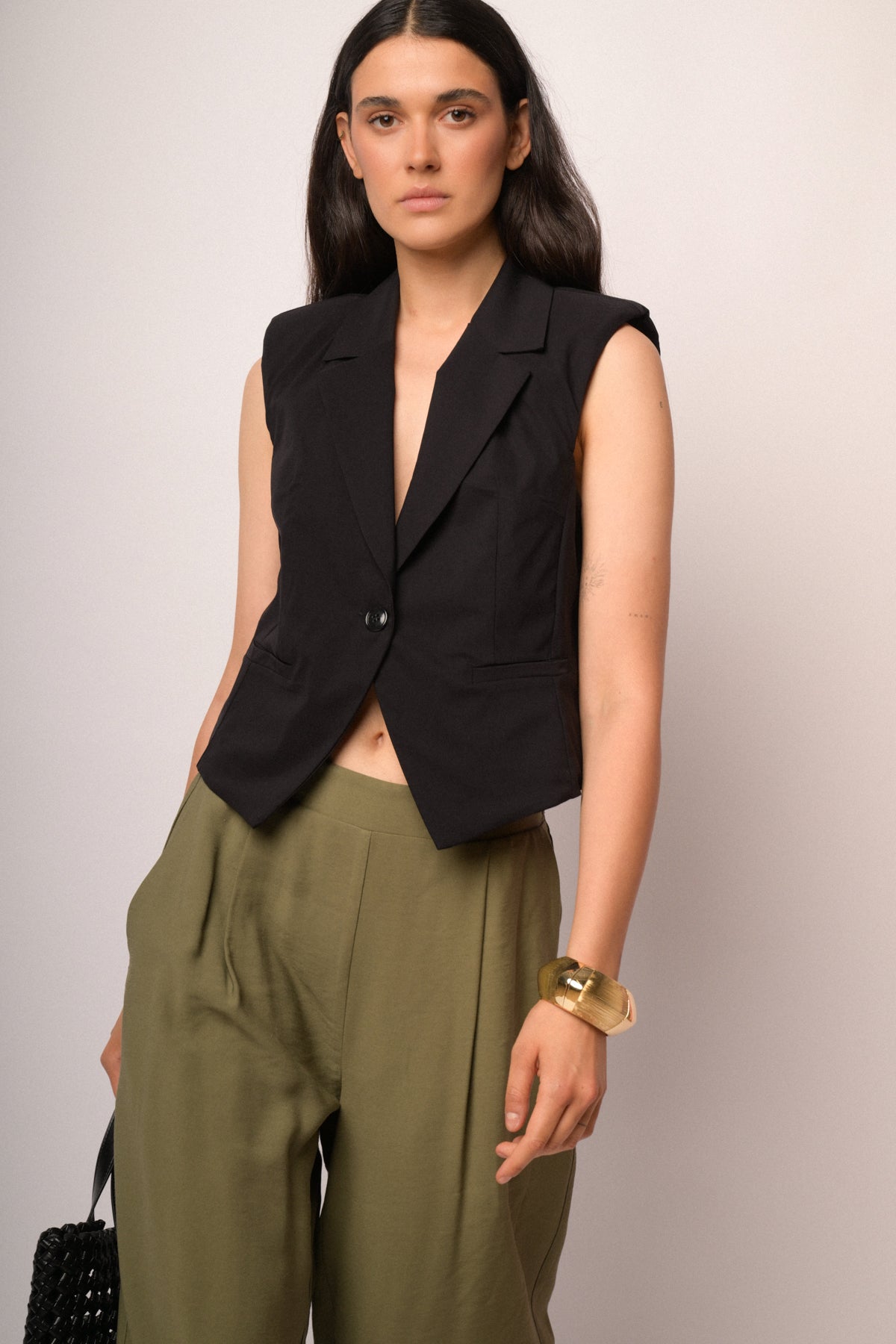Gilet nero con revers e bottone