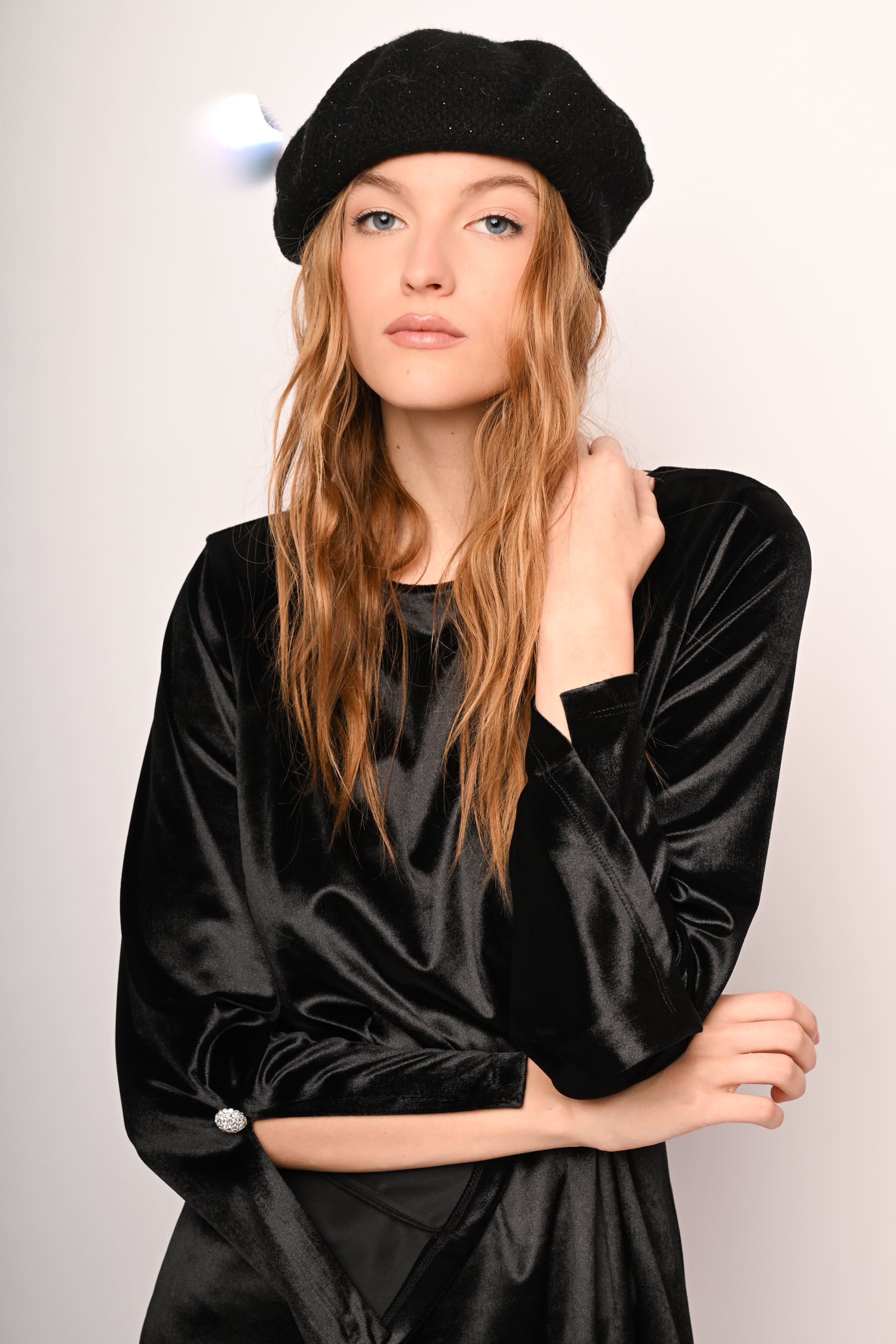 Abito in velluto con bottoni gioiello