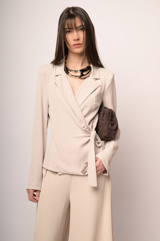 Giacca con laccio laterale fluido