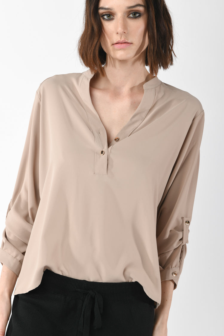 Blusa con maniche arrotolate