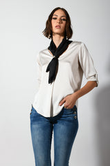Blusa in raso con scollo a V