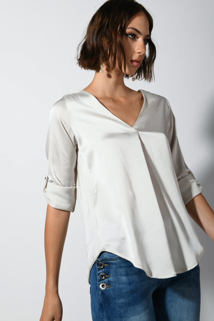 Blusa in raso con scollo a V