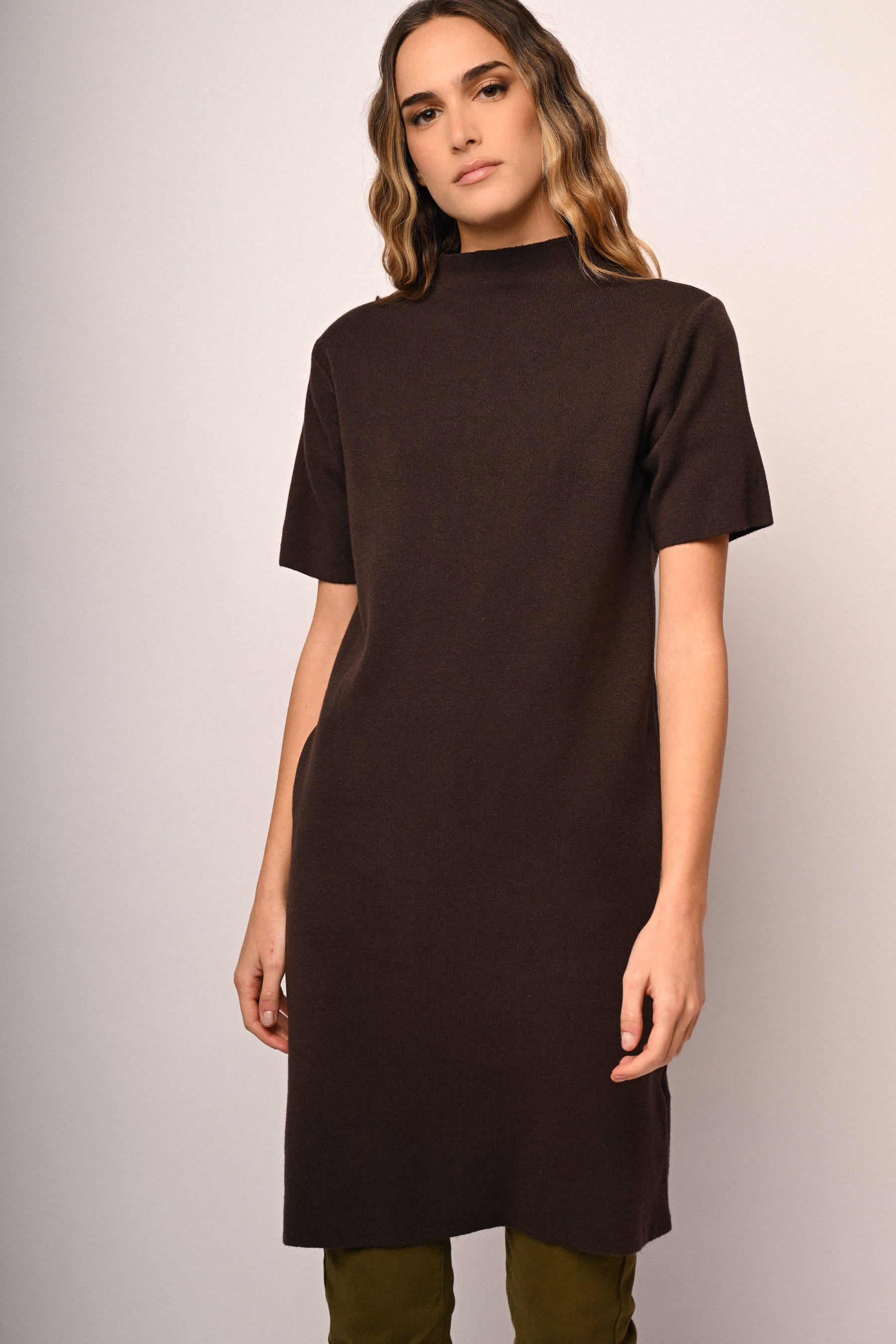 Abito in maglia con collo a lupetto