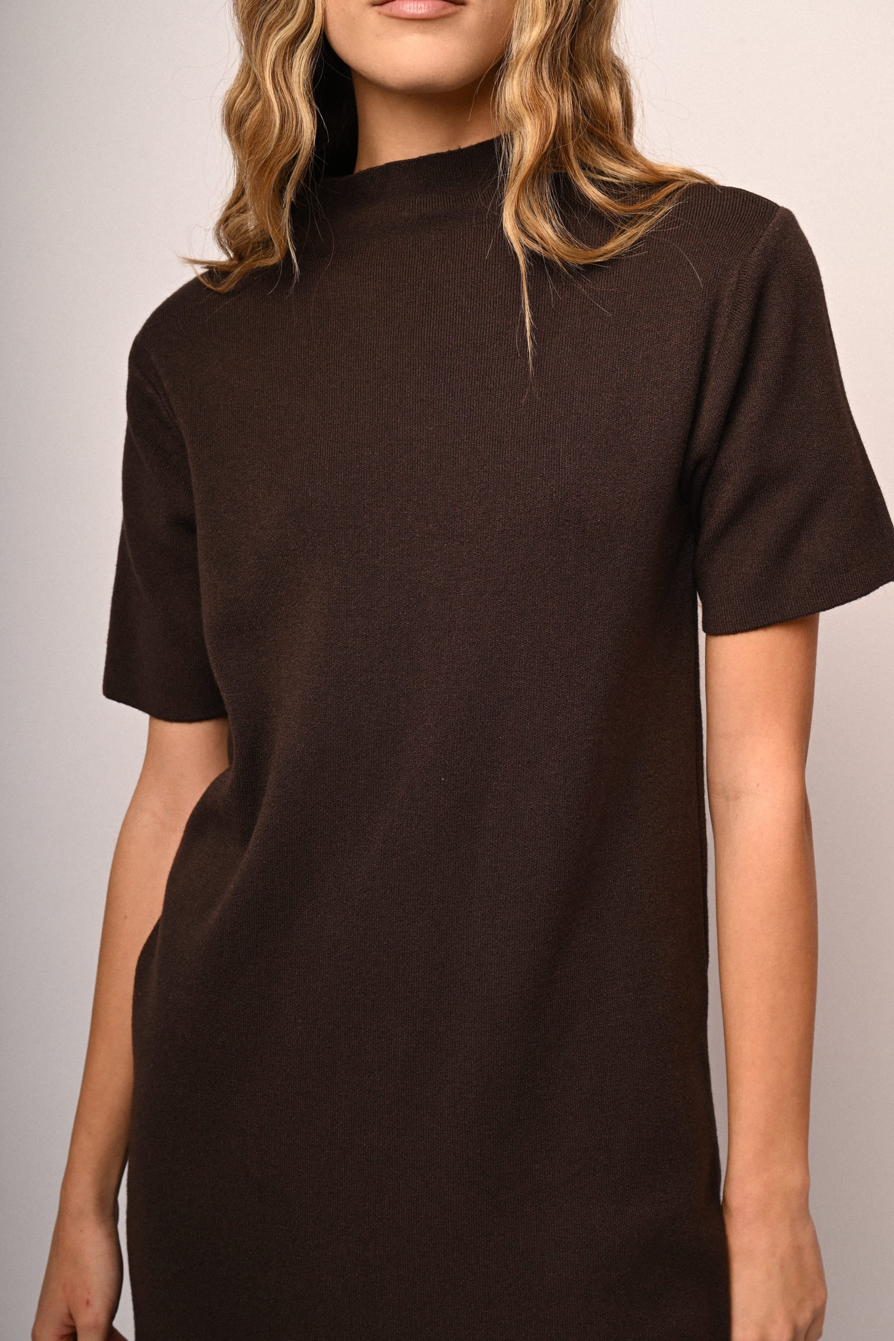 Abito in maglia con collo a lupetto