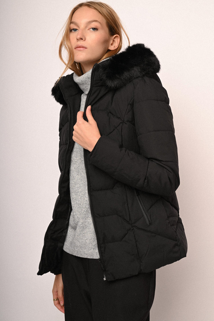 Piumino corto con cappuccio in faux fur