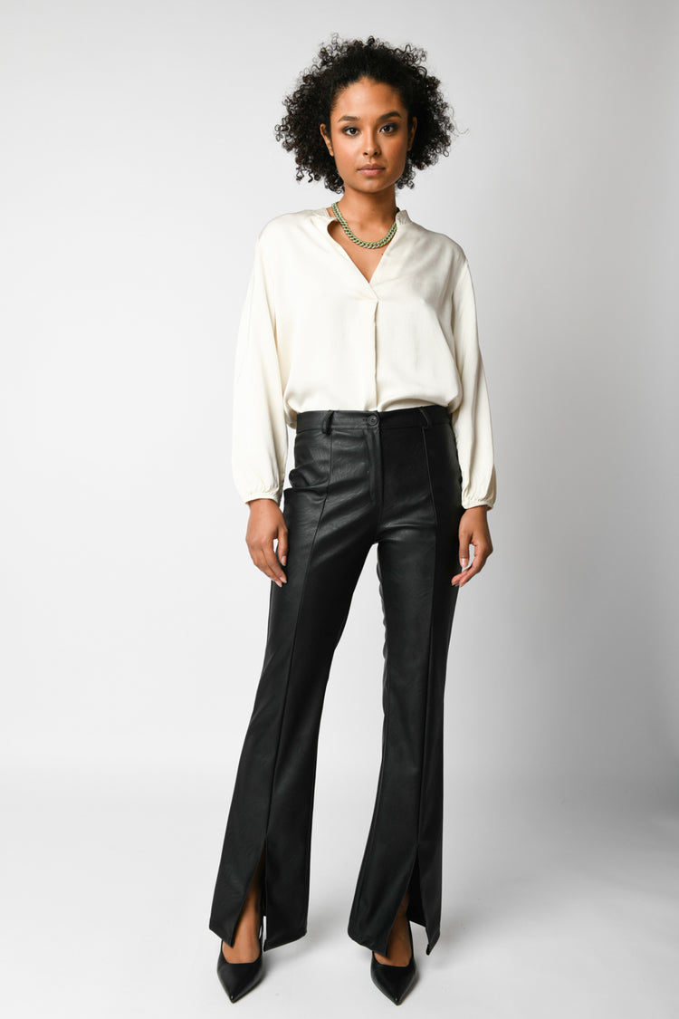 Pantaloni in similpelle con spacchi