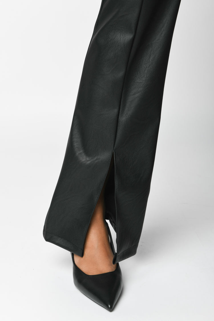 Pantaloni in similpelle con spacchi