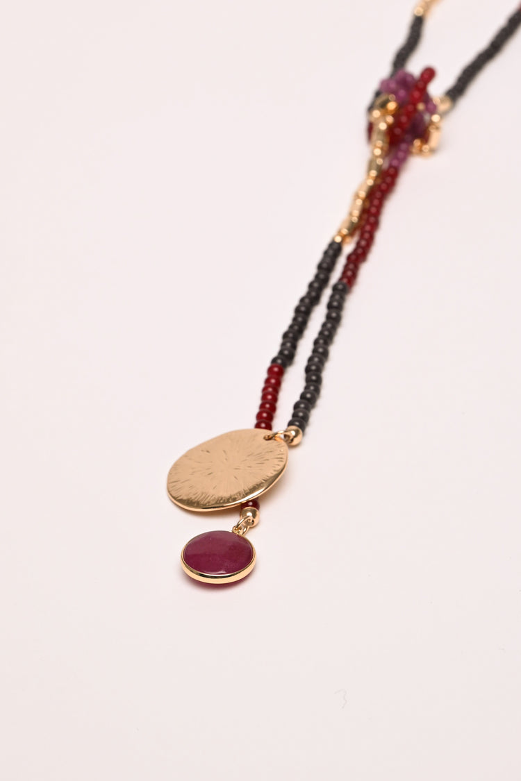 Collana lunga con perline e pendenti