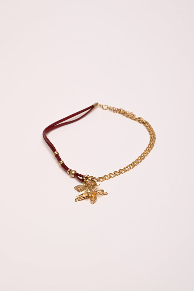 Collana in metallo e similpelle con fiore