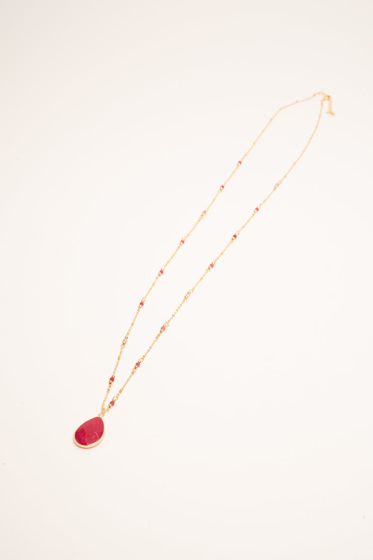 Collana con pendente a goccia fucsia