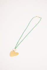 Collana con perline verde e pendente a cuore oro
