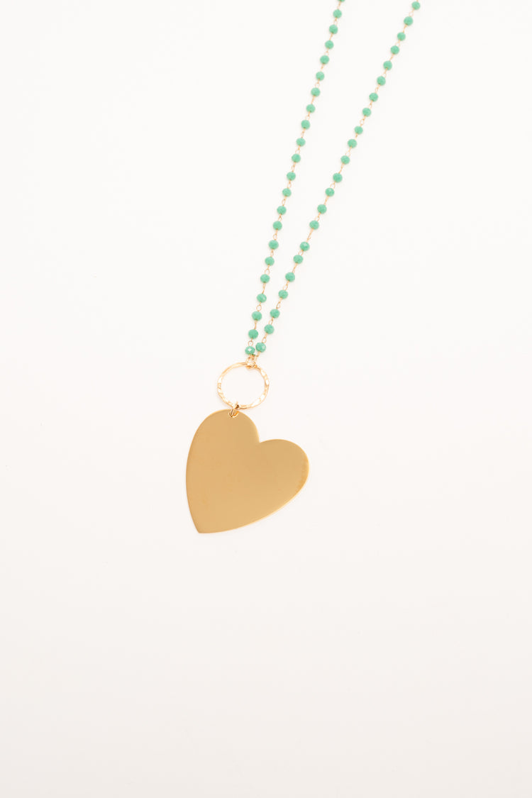 Collana con perline verde e pendente a cuore oro