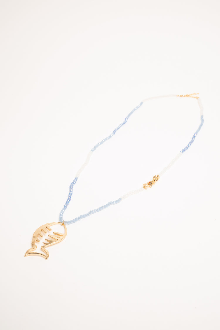 Collana con perline e pendente a pesce oro