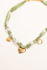 Collana con tessuto e pendenti