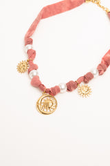 Collana con tessuto e pendenti