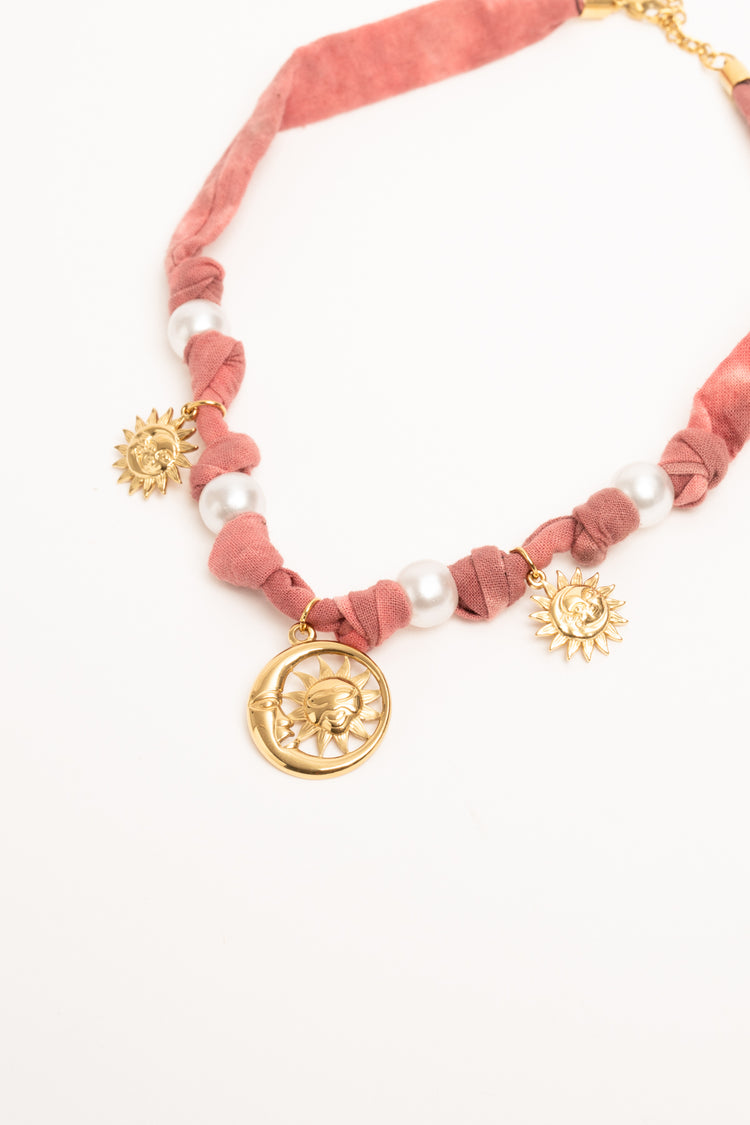 Collana con tessuto e pendenti