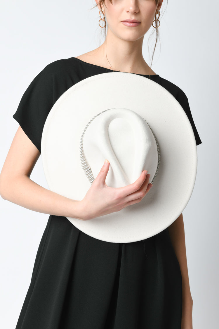 Cappello con cinturino in strass