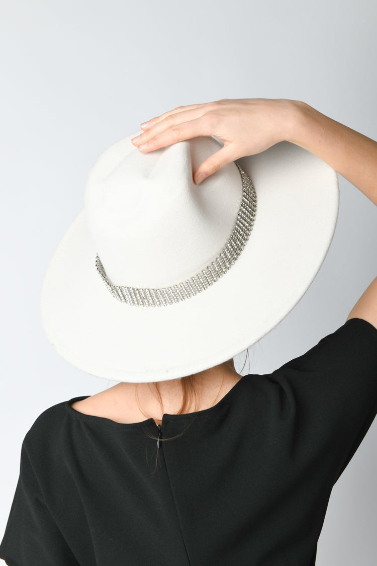 Cappello con cinturino in strass